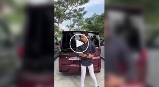 Открывающийся в двух направлениях багажник у Honda Stepwgn