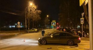 В Ярославле на перекрестке столкнулись две легковушки (3 фото + 1 видео)