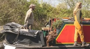 A family lives in a "house" in the middle of a river to avoid paying expensive rent (4 photos + 1 video)