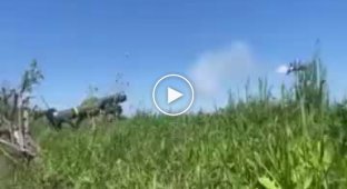 Джавелин уничтожает танк россиян, вертикально виден черный дым