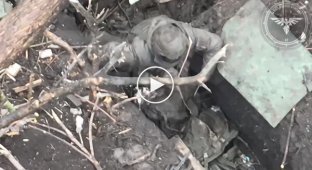 Kadyrovets prays to a Ukrainian drone and tries in vain to escape