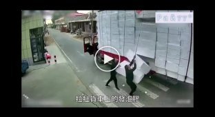 Грузовик с пенополистиролом сгорел в Китае