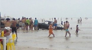 Машины смыло с пляжа (15 фотографий)