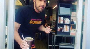 Ben Affleck became a fast food worker (5 photos)