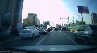 В Новосибирске мотоциклист упал прямо под колеса тягача