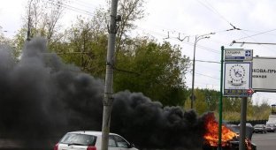 Сгоревшая Audi 80 (9 фотографий)