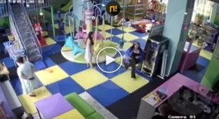 В игровом центре Кызыла женщина пнула ребенка ногой и избила за замечание его мать