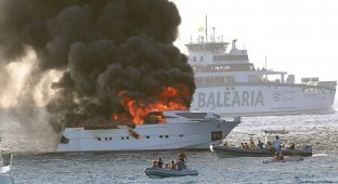 The yacht of an eccentric poker player burned down in the Mediterranean Sea (8 photos + 1 video)