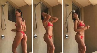 Инстаграм-модель в сексуальном купальнике оконфузилась в душе, пытаясь снять соблазнительное видео (4 фото)