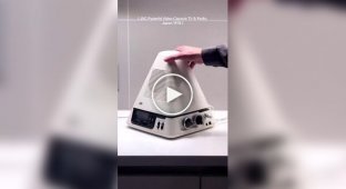 ТБ-піраміда JVC 3100R Video Capsule 1978 року: трансформер з відкидним екраном