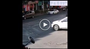 Вантажівка з гальмами, що відмовили, дивом не розчавила мотоциклістку з дитиною в Китаї.