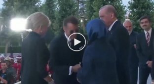 Макрон попытался поцеловать руку первой леди Турции, но получил отказ