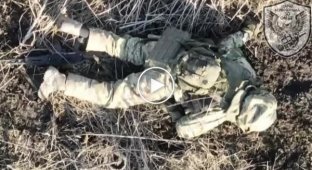 Украинские дроны сбрасывают ВОГи на российских военных на Бахмутском направлении