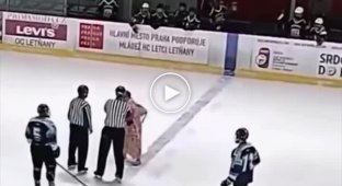 В Праге на хоккейном турнире на лед выбежала разъяренная мать одного из игроков