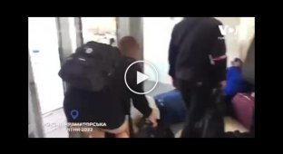Кадры первых минут после взрыва расейской ракеты на железнодорожном вокзале Краматорска