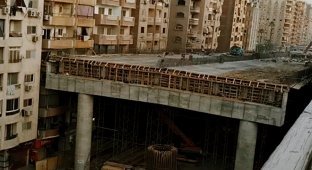 Bridge to the apartment: a highway is being built in Cairo, passing half a meter from the windows of residents of high-rise buildings (5 photos)