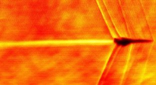 NASA показало на фото момент преодоления самолётом звукового барьера (4 фото)