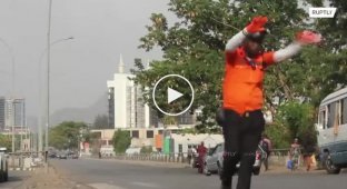 Регулировщик из Африки «танцует» прямо на трассе