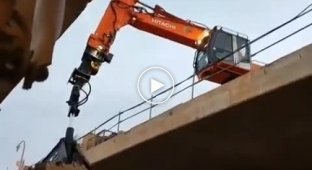 Необычный трактор который опускает свои щупальцы глубоко вниз