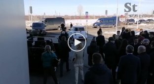 Глава Минпромторга Денис Мантуров сел за руль опытного образца отечественного электрокара Zetta