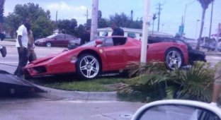 В Америке разбили Ferrari Enzo - одну из 399 выпущенных (2 фото)