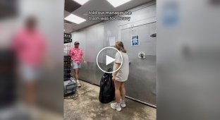 Работники прячутся в мусорные пакеты ради розыгрыша над начальником