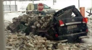 Обломки крыши завода раздавили Toyota Land Cruiser в Казани (7 фото)