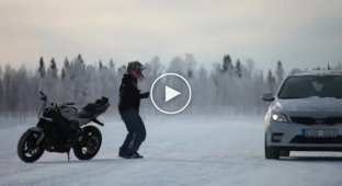 Дрифтинг на мотоцикле на снегу
