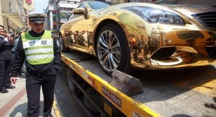 A car made of pure gold was confiscated by the police (6 photos)