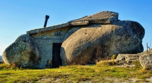 Дом Флинстоунов из Португалии: для чего построили удивительный дом из камней (9 фото)