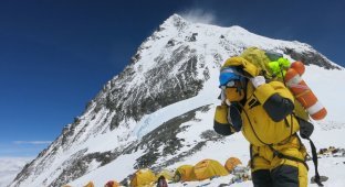 Почему погибших на Эвересте не спускают вниз, а навсегда оставляют на вершине (6 фото)