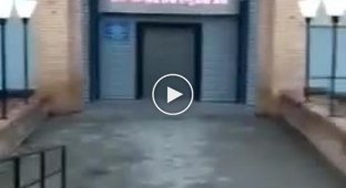An unknown person threw a grenade at the Tynda police department, and his friend filmed it