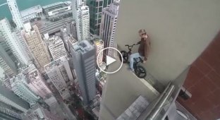 Российский руфер на велосипеде покорил небоскреб в Гонконге