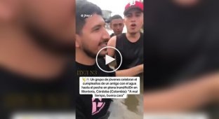 В Колумбии жители устроили праздник по грудь в воде, используя надувной матрас вместо стола