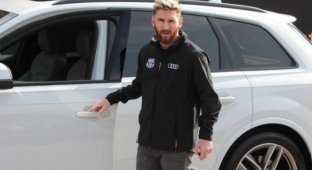 What cars does Messi ride (10 photos)