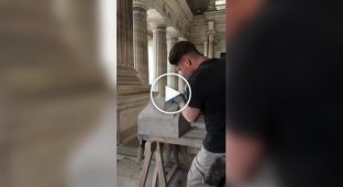 Молодой каменщик из нового поколения мастеров сохраняет традиции европейского зодчества