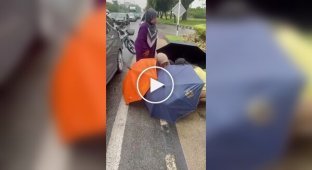 Woman gave birth right on the road while passersby covered her with umbrellas