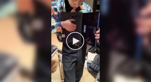 Японець перетворив MacBook на акордеон