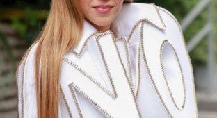 Shakira and the jacket that delights everyone (2 photos)