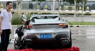 Первый кроссовер Ferrari разбили в ДТП (3 фото)