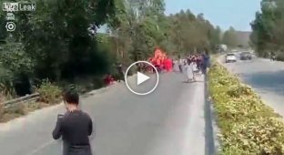Водитель китайской фуры не смог остановиться на большой скорости и наехал на людей учавствовших в параде