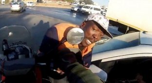 В Южной Африке храбрый байкер предотвратил ограбление с помощью мотоцикла (3 фото + 1 видео)