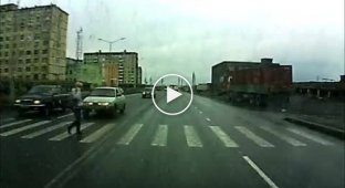 Грузовик МАЗ сбил пешехода напереходе (жесть)