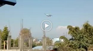 Момент крушения пассажирского самолета в Непале попал на видео
