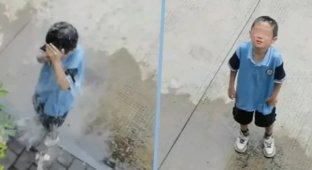 He will remember for the rest of his life: a mother taught her son a lesson by pouring water on him from the second floor (2 photos + 1 video)