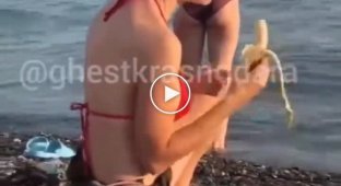 Входит и выходит. Девушка эротично ест банан на пляже