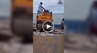 Неудачная погрузка дорожного катка