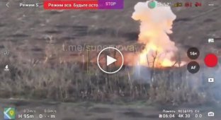 Охваченный огнем танкист-оккупант бежит от своего горящего танка