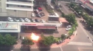 В Индонезии произошла серия взрывов, в результате которых погибли 6 человек (11 фото + видео)