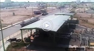 The moment of the explosion at an oil refinery in the USA